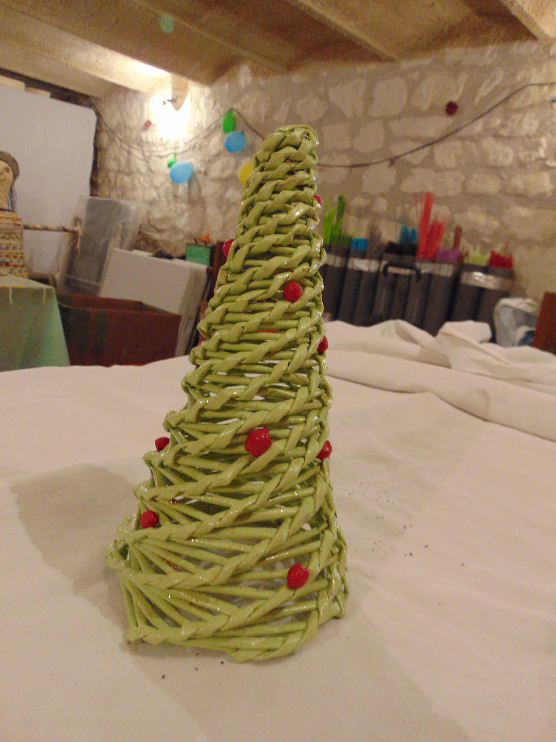Et si vous vous lanciez dans la fabrication de guirlandes de noël en papier ? Sapin de NoÃ«l fabriquÃ© en Papier Journal | Eco Vannerie