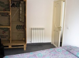Il letto è stato realizzato con due pallet dipinti di bianco,. Riciclo Creativo 5 Idee Per Arredare Con I Pallet Ecobnb