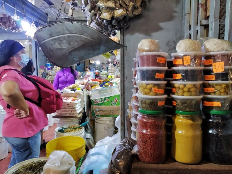 Hogares venezolanos reducen gastos en adquisición de alimentos, dicen economistas de la Ucab | Venezuela: 6,5 millones de personas con hambre y otras 4 claves del informe de la ONU