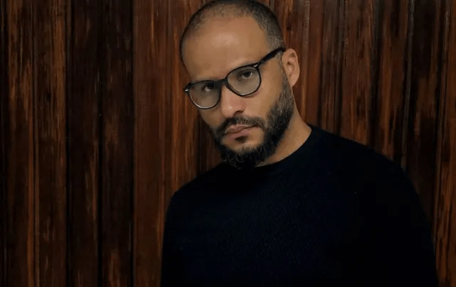 Periodista Rory Branker cumple un mes preso en desaparición forzada