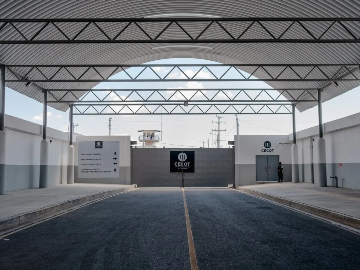 Claves del informe de HRW sobre torturas a venezolanos en el Cecot de El Salvador