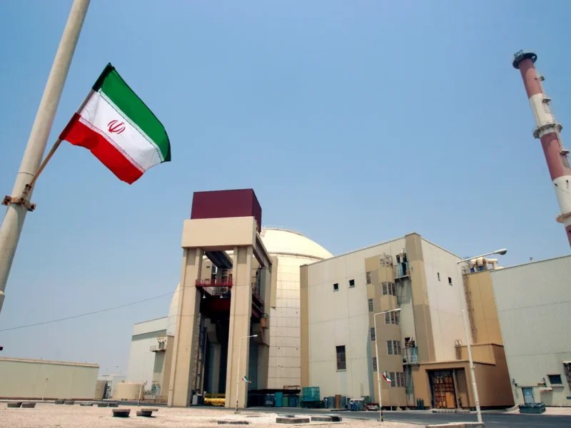 Trump valora sacar uranio enriquecido de Irán, según medios