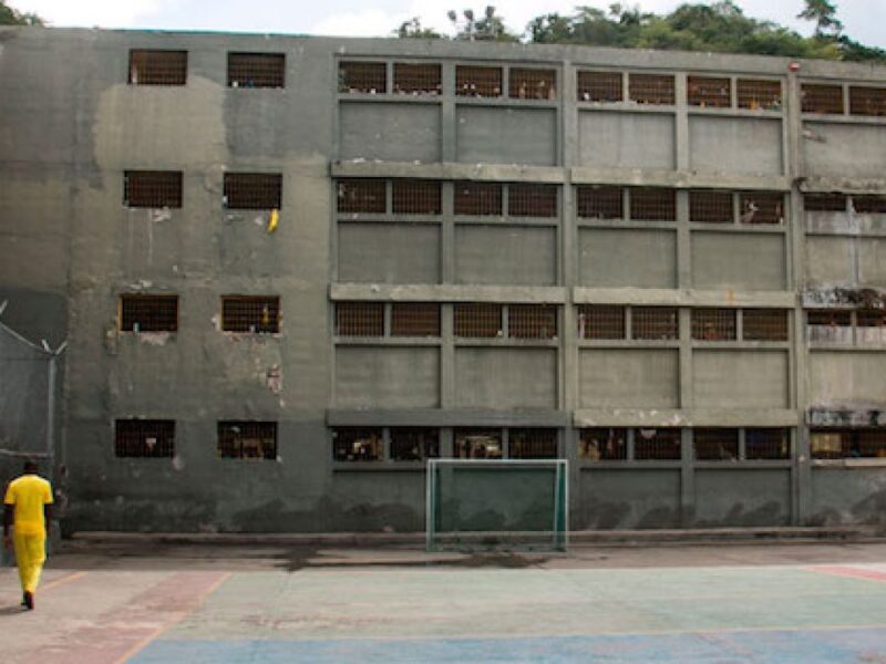 Presos políticos en El Rodeo I denuncian represión, heridos y presunta muerte de recluso extranjero