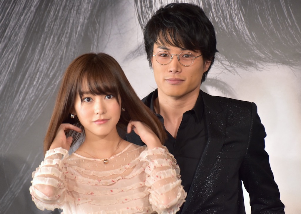 リベンジgirl』鈴木伸之が桐谷美玲へ劇中ネックレスを“ハグつけ”「素敵