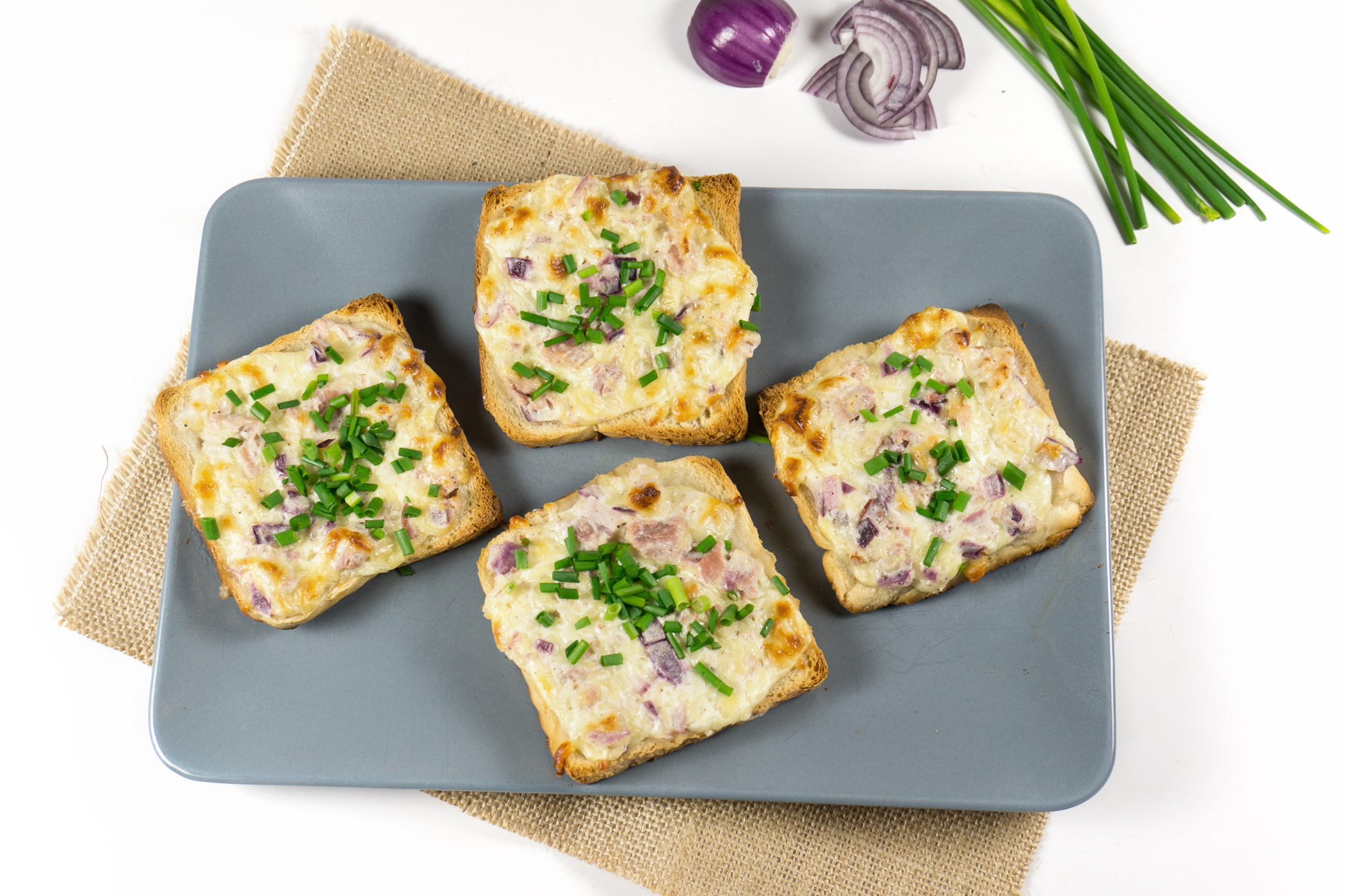 So kommen wir am liebsten durch den sommer. Schnelle Flammkuchen Toasts Eine Portion Gluck