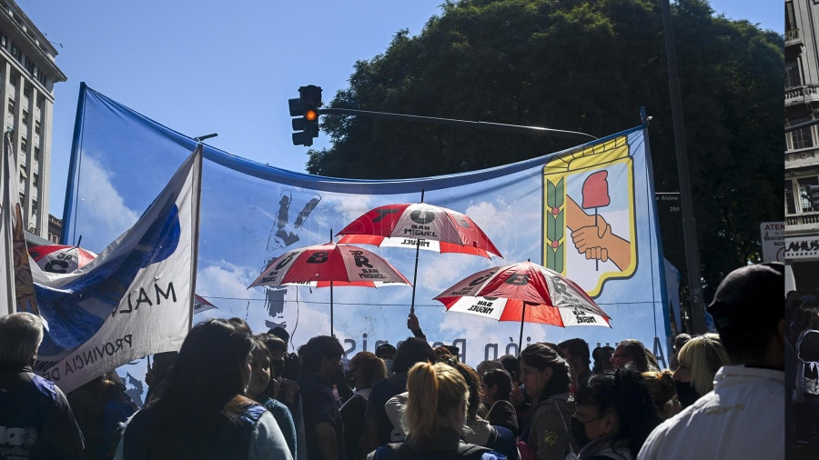 El-Argenitno-Protesta Río Paraná...