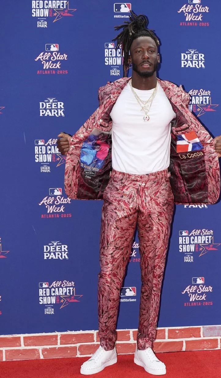 Elly De La Cruz deslumbra con un traje rosa en la ruedo roja del Esparcimiento de las Estrellas