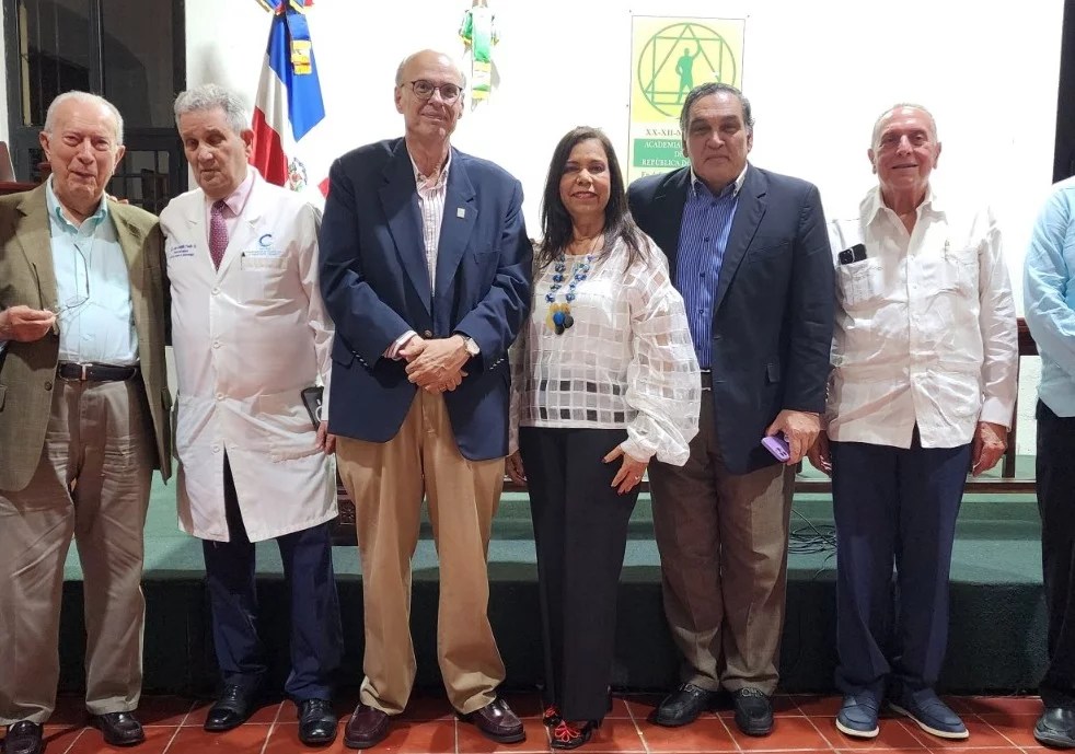 Inteligencia Artificial revoluciona las ciencias de la salud según expertos dominicanos