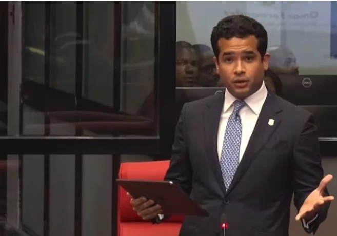 Omar Fernández cuestiona nueva deuda mientras US,700 millones permanecen sin ejecutar