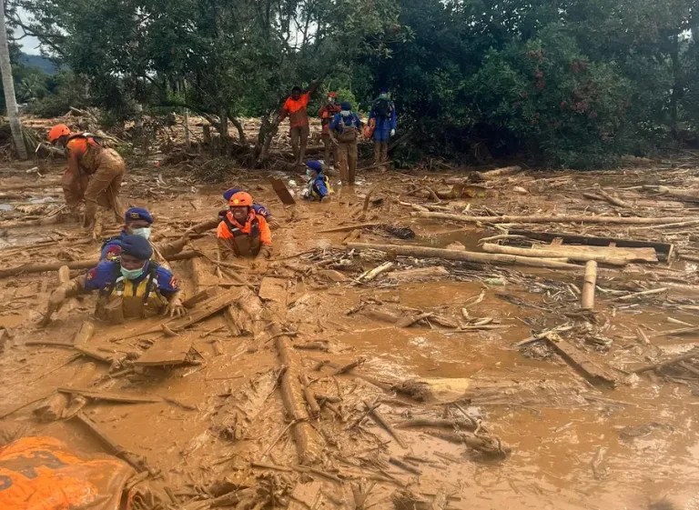 Las inundaciones en Indonesia dejan 316 muertos y 289 desparecidos