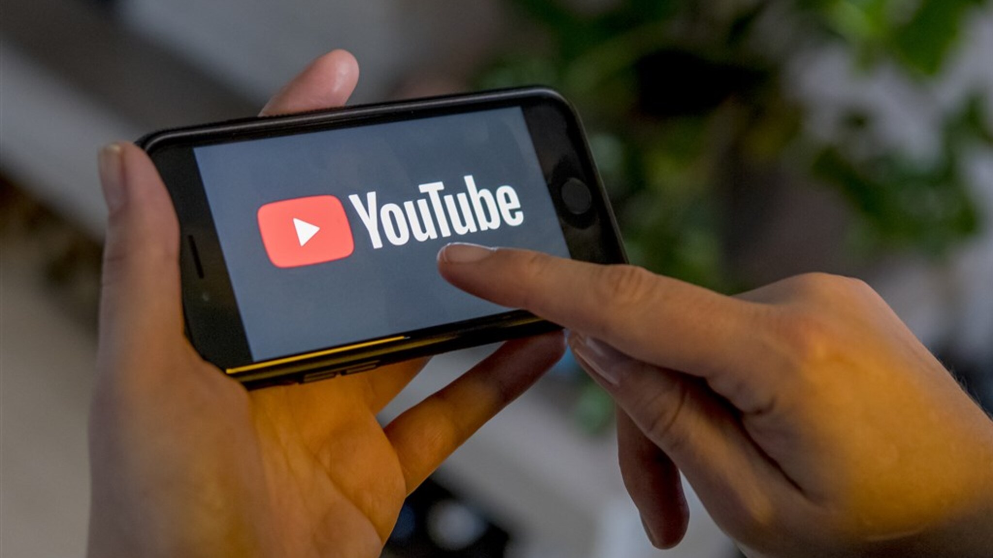 Google bloquea los “trucos” que permitían usar YouTube en segundo plano sin remunerar Premium