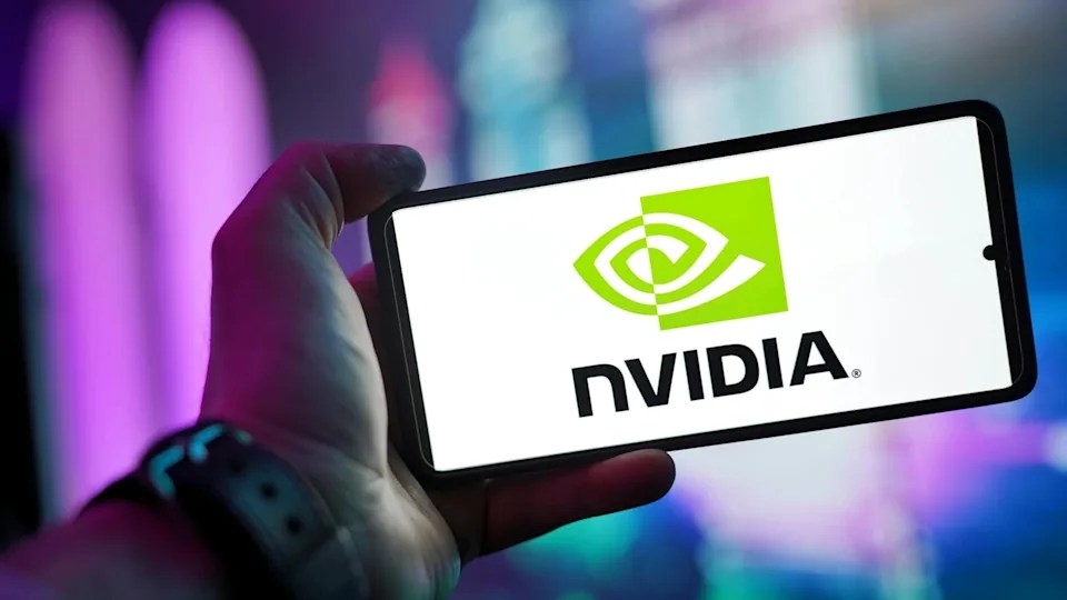 Nvidia devaluación 3% en Wall Street al desinflarse el optimismo sobre la IA en sesión volátil