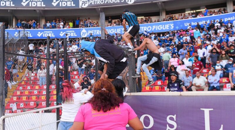 Los hechos violentos que se suscitaron este sábado entre aficionados del querétaro contra los del atlas en el estadio la corregidora, . Unednaz Mrezhm