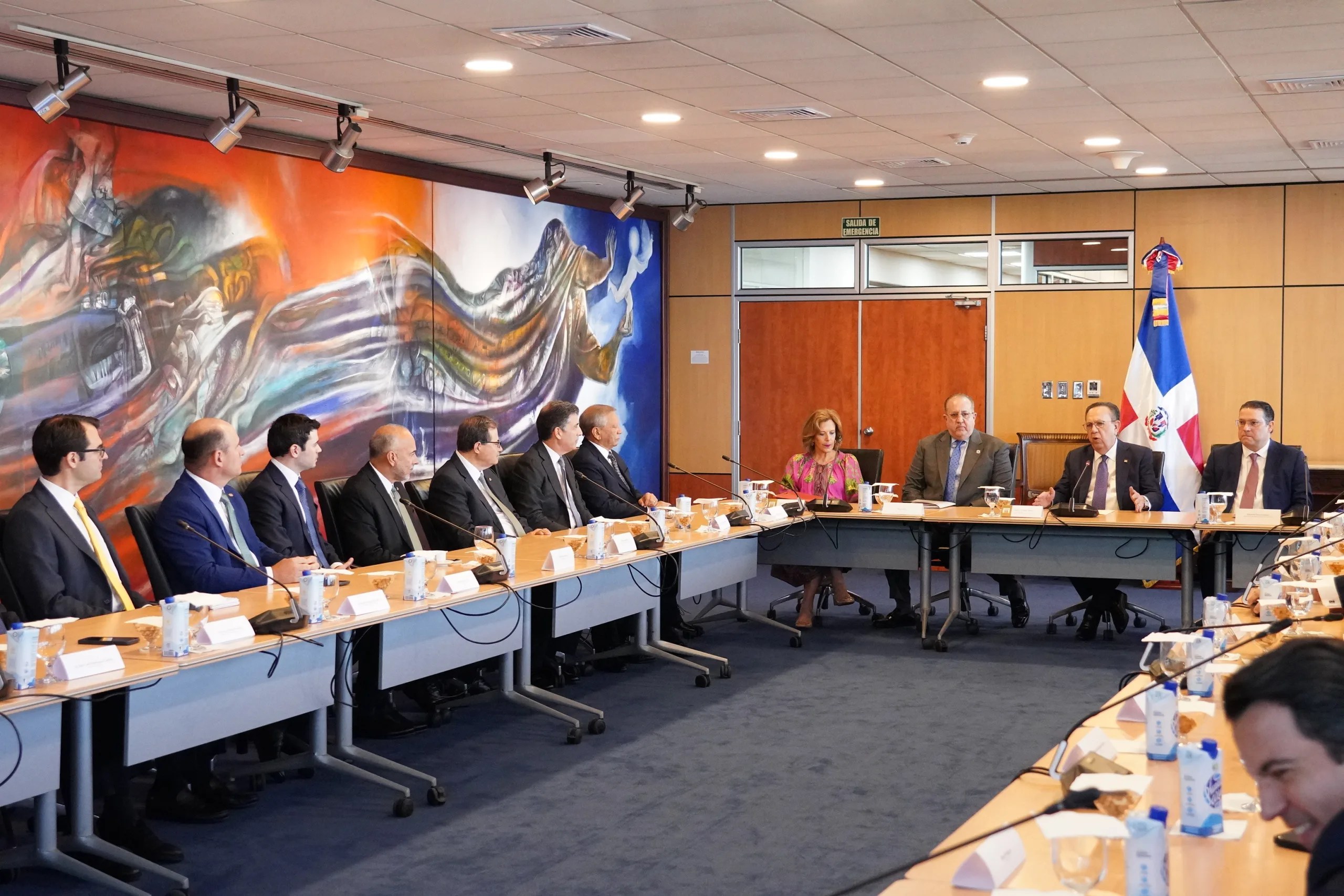 Autoridades dominicanas y bancos evalúan impacto de crisis en Oriente Medio en la economía local