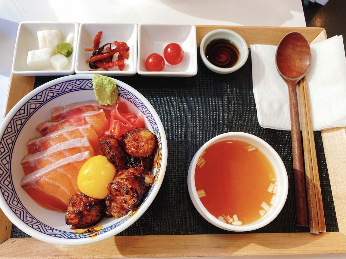 IG人氣餐廳：新村육구덮밥-入口即化生魚片烤腸丼飯😋