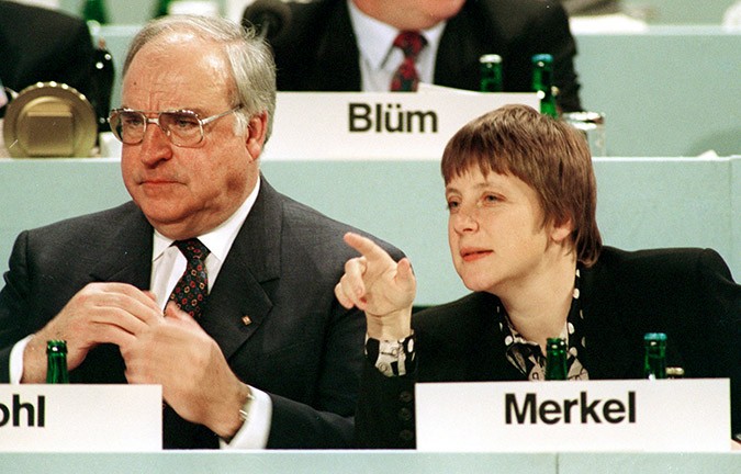 Die mehrheit des bundestages entzog dem regierungschef das vertrauen. Helmut Kohl confesses that Merkel couldn't eat with a
