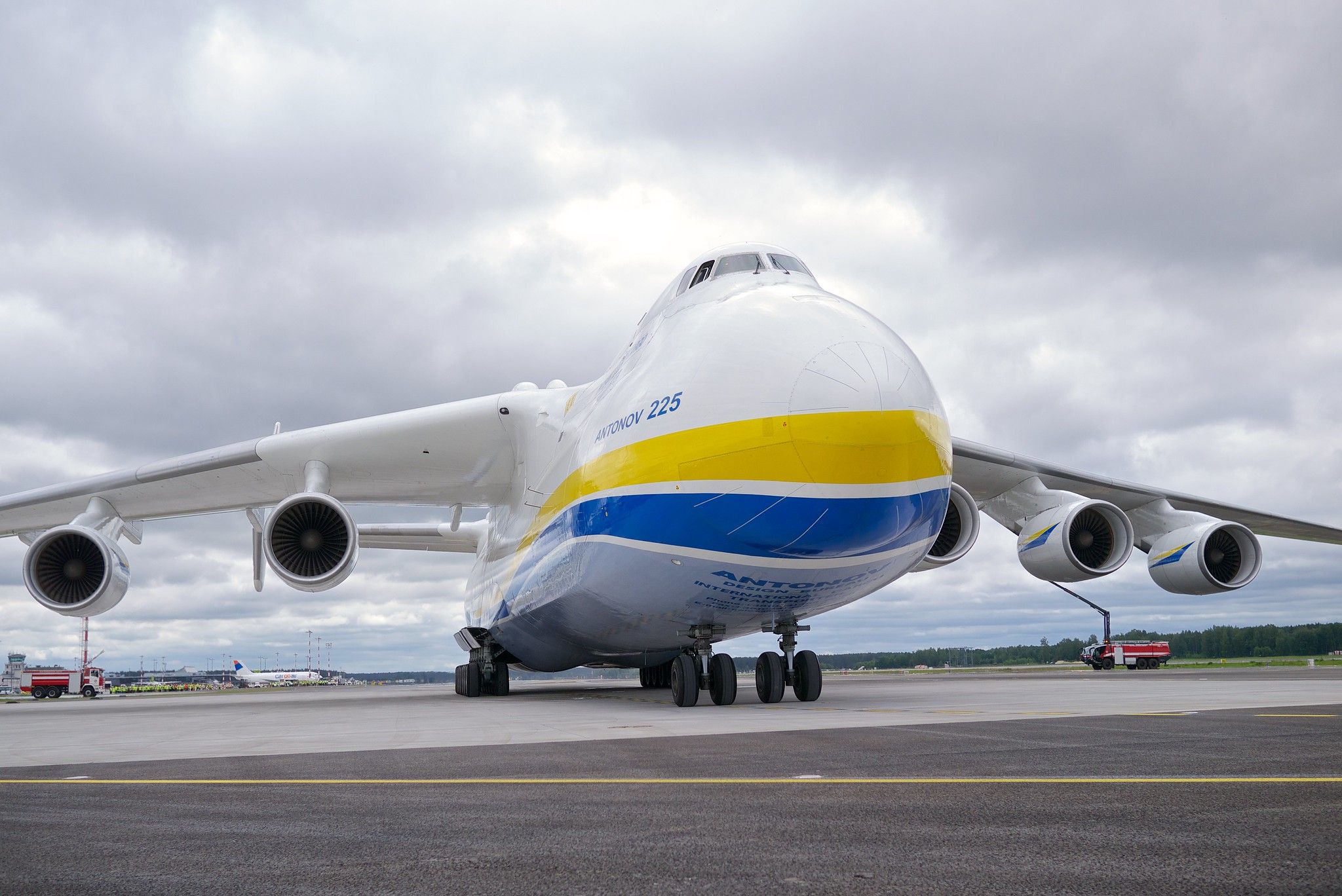 · das bisher schwerste einzelne frachtstück war ein 187 . Antonov Airlines despliega el An-225 en apoyo en el ...