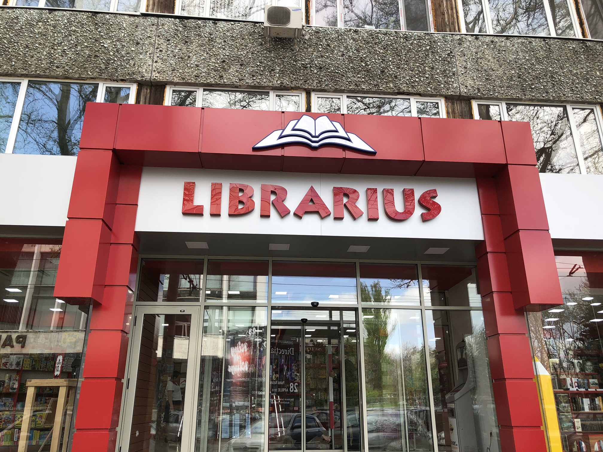 Din Culisele Librarius Cum Sunt AngajaÅ£i Librarii Si Ce CÄrÅ£i CautÄ Cititorii Eucitesc Cotidian Literar Online
