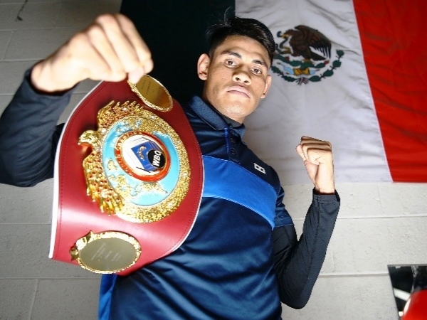 Emanuel Navarrete (Mikey Williams Top Rank)