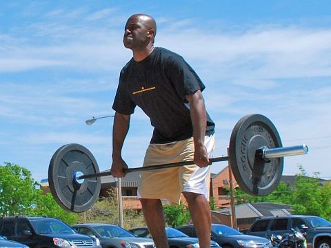 waves 2 Man lifting barbell