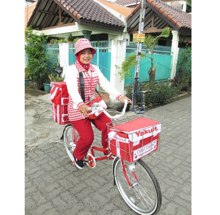 .dari lady yakult.kalo sales staff ga beda jauh kayanya gan.kalo salary jangan di tanya di yakult tapi kerja disitu harus siap jadi robot gan dan harus banyak makan ati tapi emang sesuai sih gaji. Yakult Dan Niat Mulia Shirota Fajar Page 3