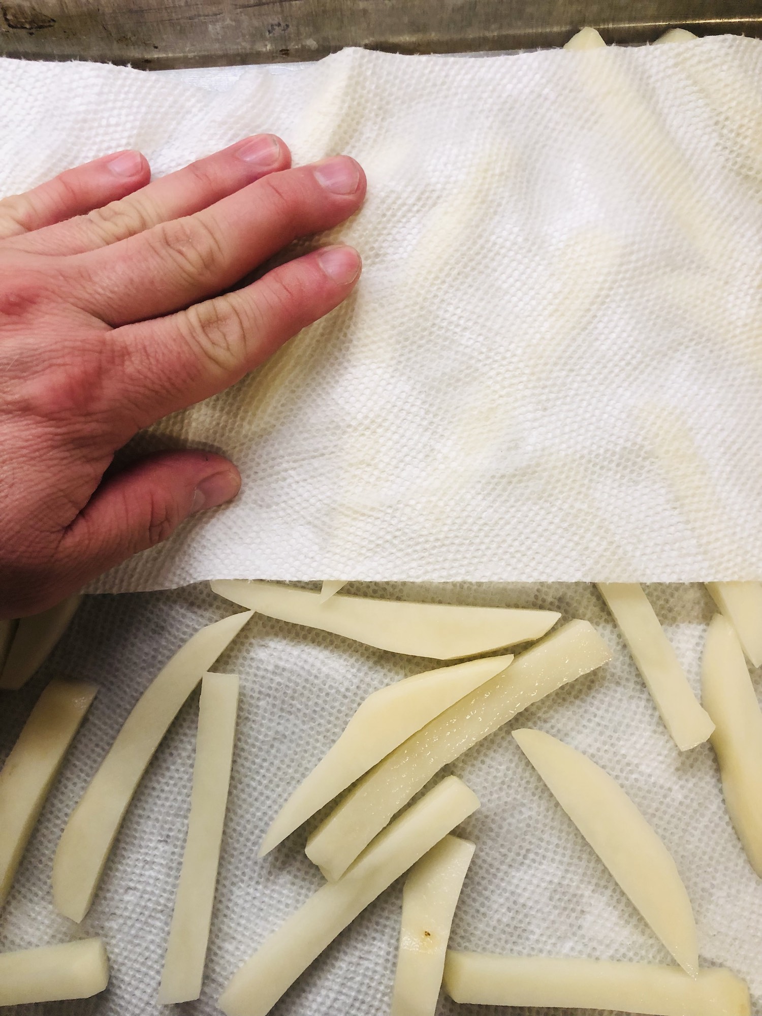 Fried potatoes with garlic sauce