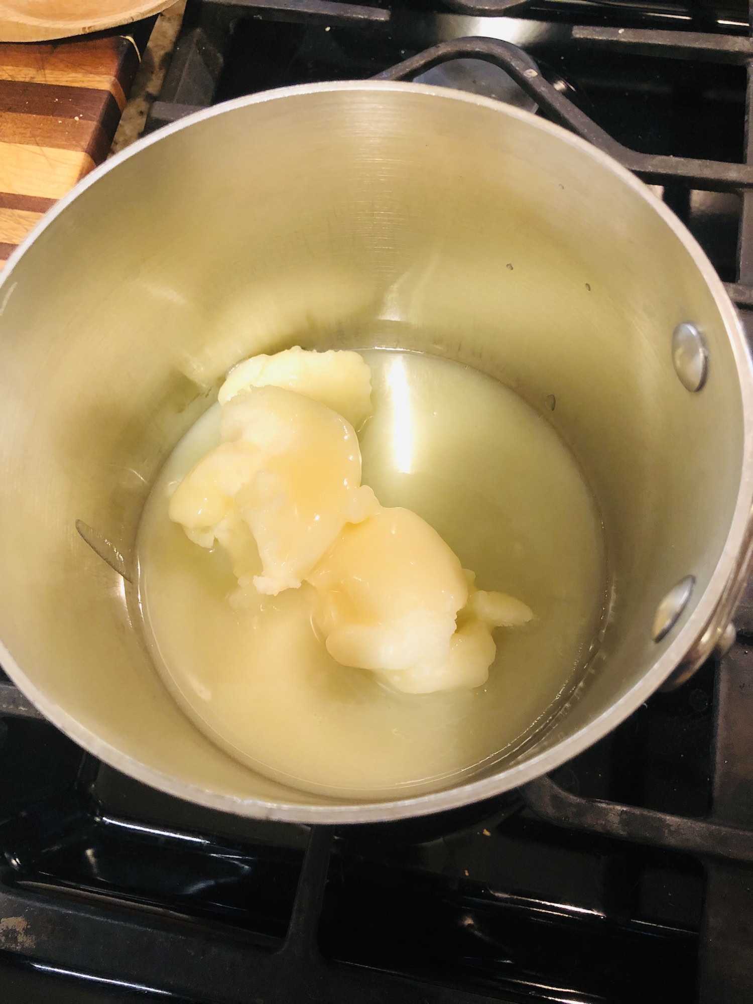 Fried potatoes with garlic sauce