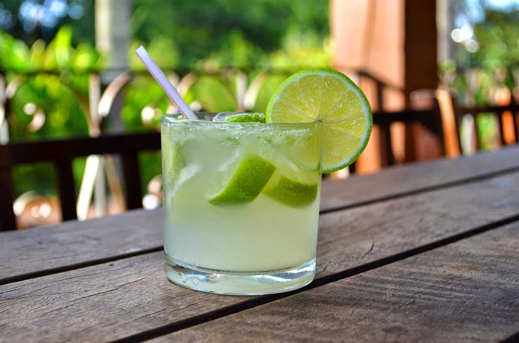 Caipirinha é típica bebida brasileira que leva cachaça, limão, açúcar e gelo