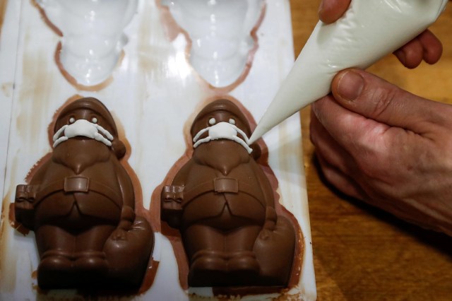 "Ξεπουλάει" εργαστήριο ζαχαροπλαστικής στην Ουγγαρία - Φτιάχνει σοκολατένιους Άγιους Βασίληδες με μάσκα!
