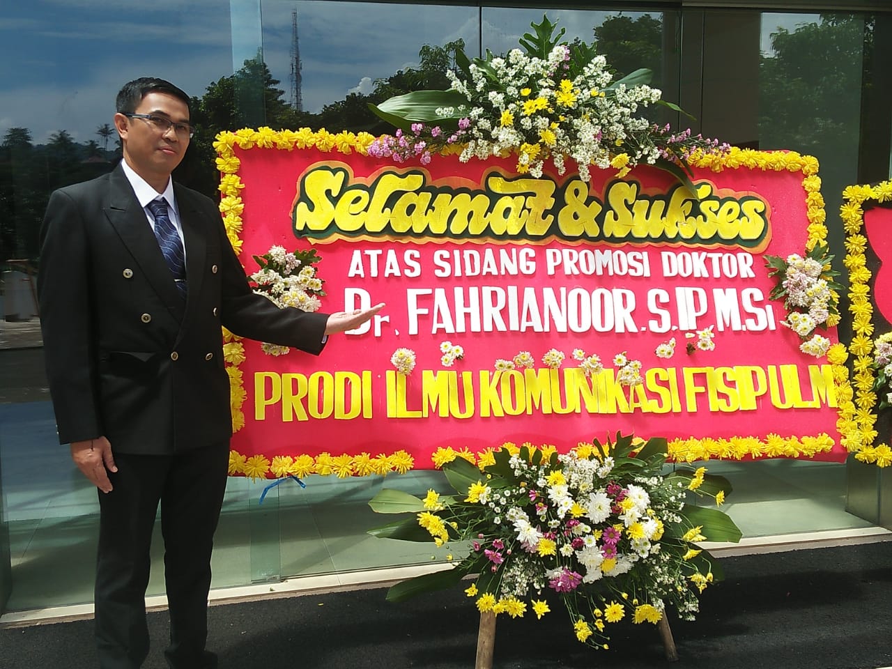 Buat teman kamu yang lagi skripsi , kamu bisa memberikan ucapan selamat lulus sidang skripsi buat temen kamu. Selamat Dan Sukses Atas Gelar Dokter Fisip Ulm