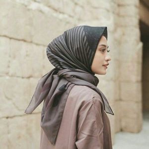 Cek harga segi empat voal terbaru diantara 67397 produk. Ketahui 6 Kelebihan Dan Kekurangan Hijab Voal Sebelum Anda Memakainya