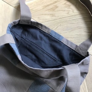 tote bag merupakan model tas zaman sekarang yang sedang digemari oleh masyarakat luas terutama untuk anak remaja.dengan bahan kanvas sebagai bahan utama untuk tote bag ini,kualitas tote bag ini lebih unggul daripada tote bag yang lain,misalnya lebih tahan lama dan memiliki tampilan yang unik. Tutorial Membuat Kreasi Tote Bag Dari Bahan Sisa Kain Perca