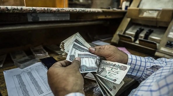 رفع سعر الفائدة على أدوات الدين الحكومية وقيود سحب الدولار..أزمة مالية طاحنة تضرب مصر نحو تعويمات للجنيه