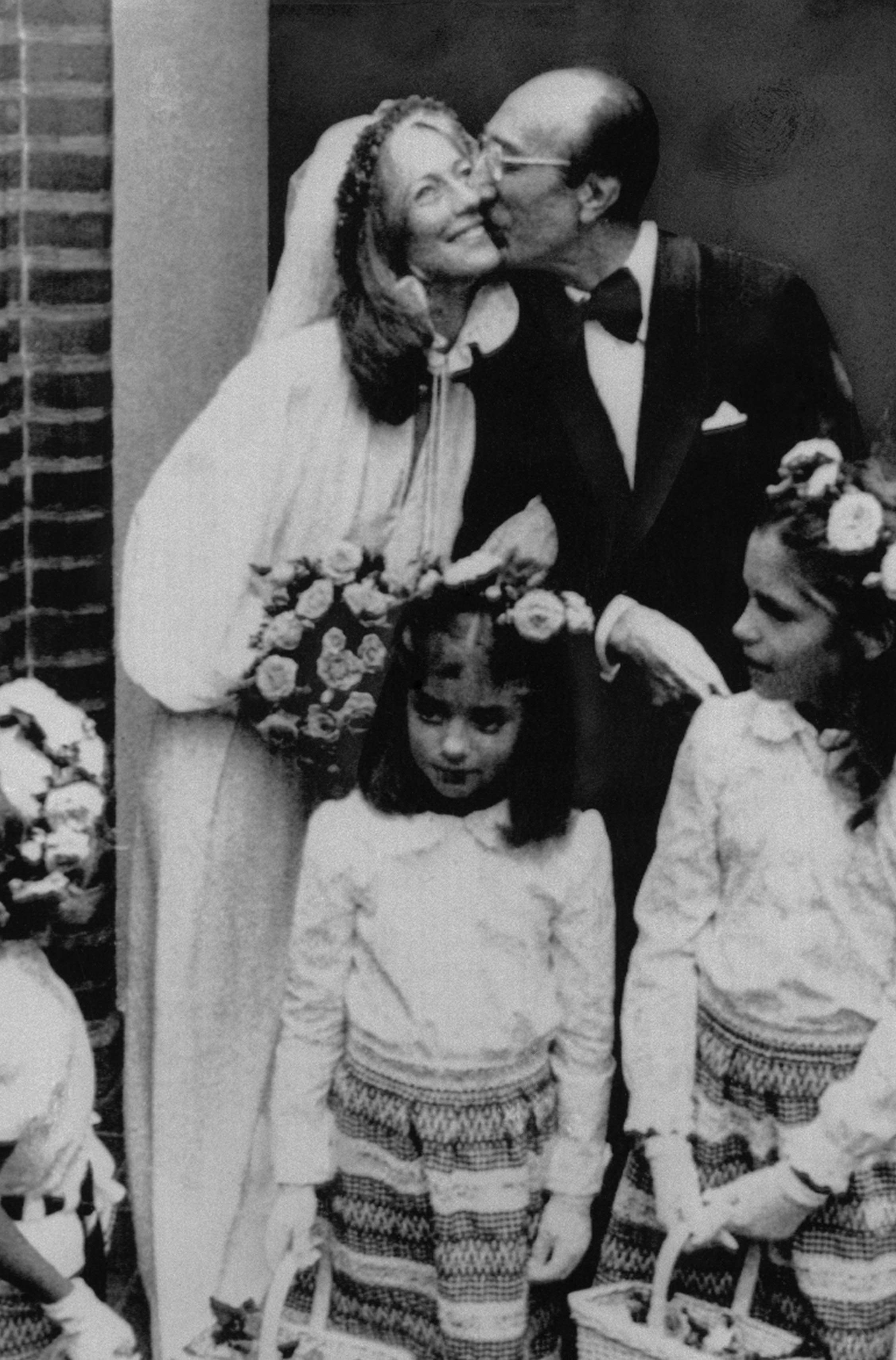 1 altar kiss, 1 cheek kiss, and 1 dip kiss (couple) 1 bridesmaid pose for pictures (single) 2 groomswo/man poses for pictures; Famous People Kissing 1970-1980 (Volume 2) - Flashbak