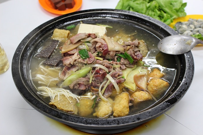 【台北松山】吃一次就上癮的石頭火鍋~35年老店小紅莓火鍋城！