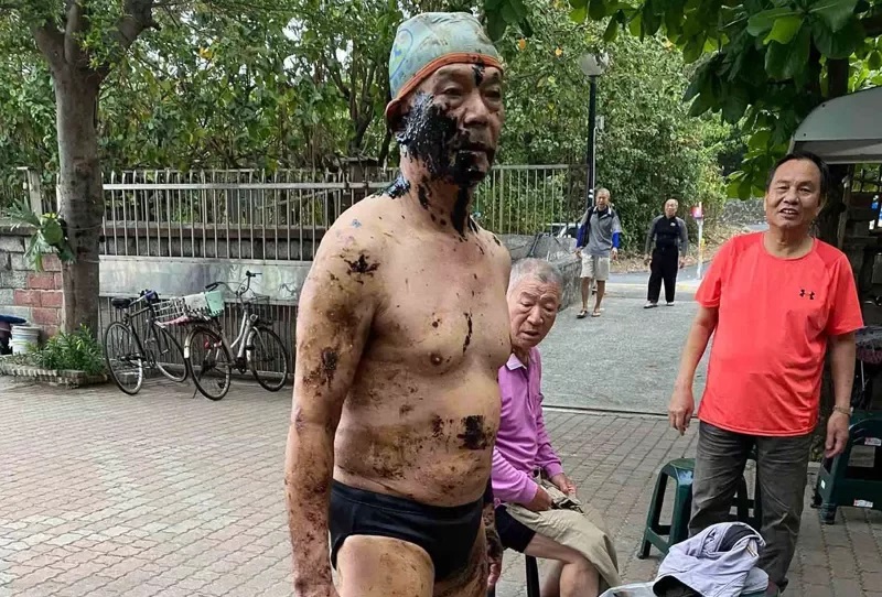 超噁！西子灣晨泳全身沾滿黑油飄惡臭
