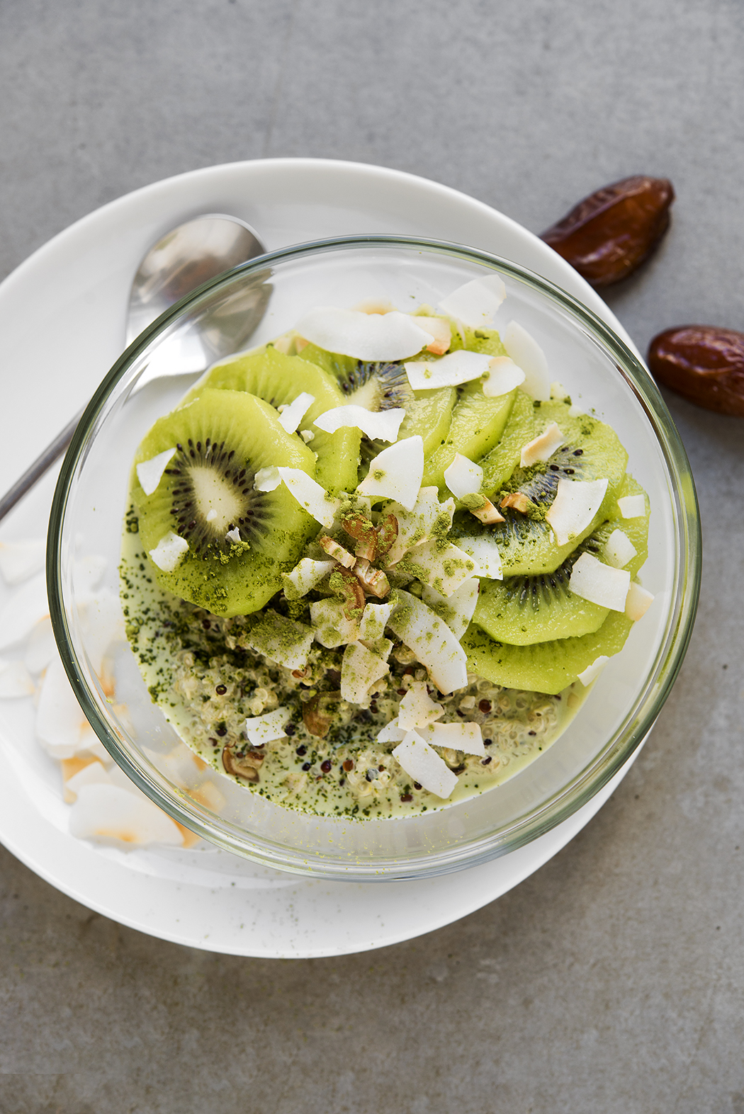 Quinoa-Kiwi-Matcha Porridge mit Kokosmilch