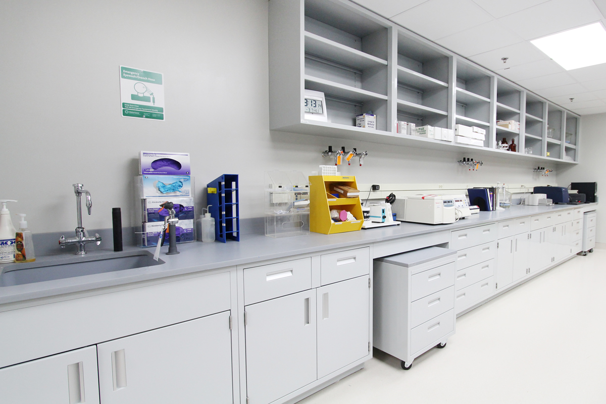 Each stool within this series features a different base to meet various environmental and budget demands. Wet Lab - Lab Design - Lab Benches | Formaspace