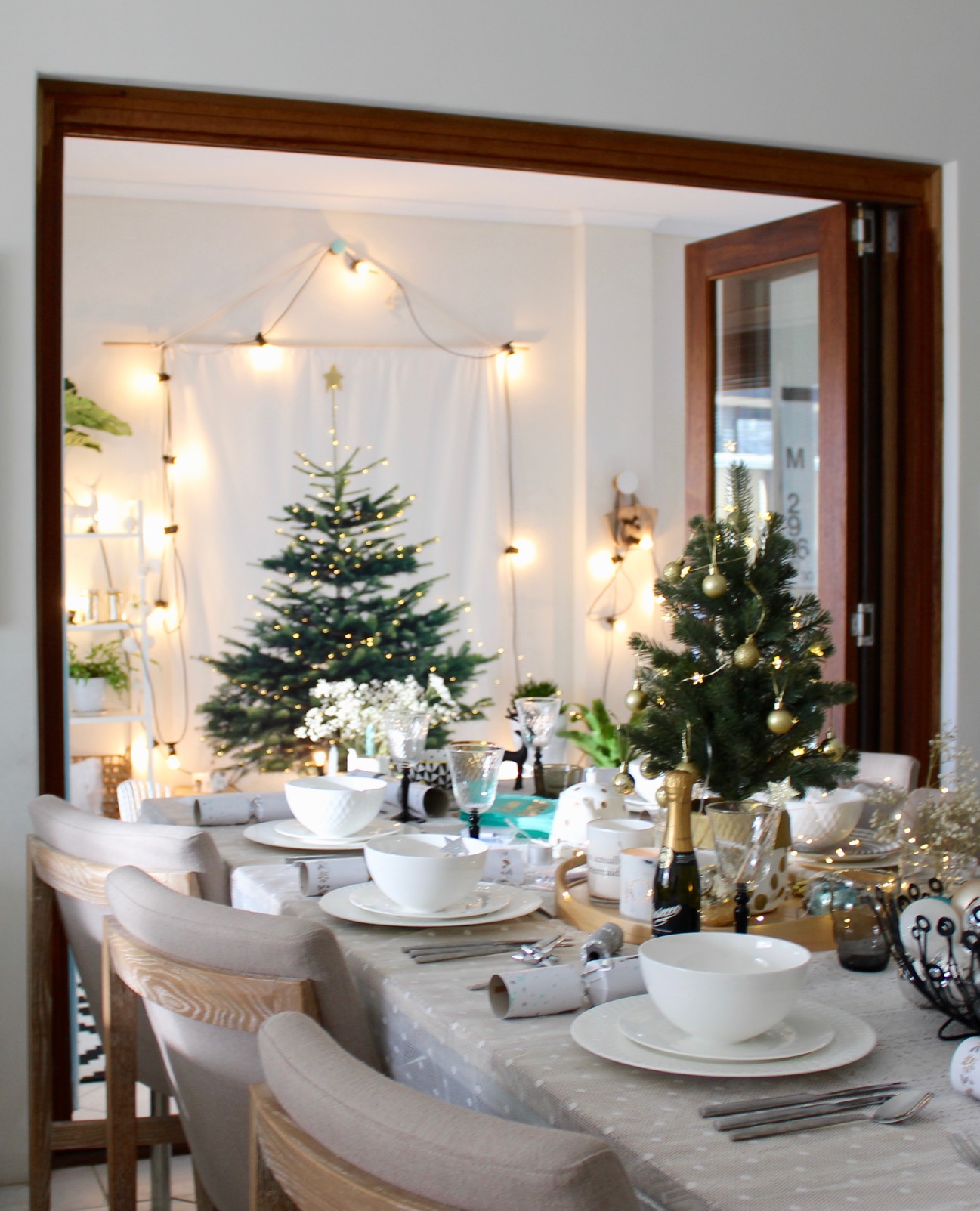 How to style a Christmas Table - free decorating guide on the blog