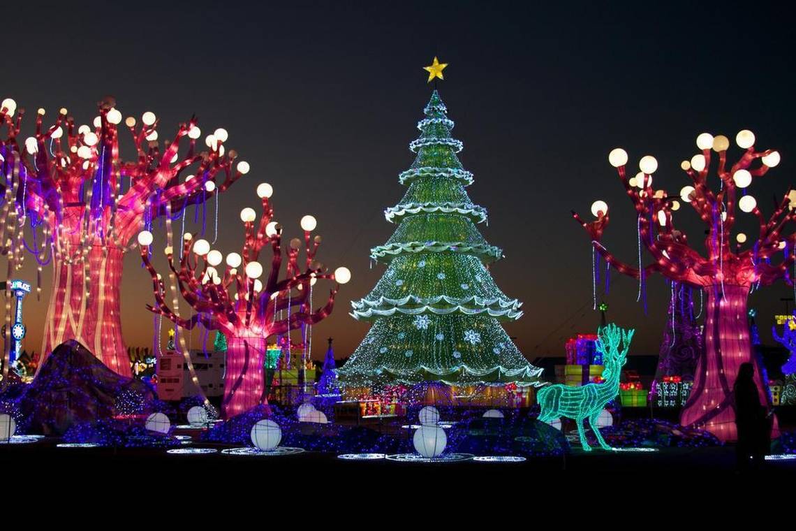 Is back and better than ever with new scenes, one million more twinkle lights, and a new family holiday attraction called frozen in frisco, located at . Where To Enjoy The Best Holiday Lights Tours In Dallas Frisco Airport Limousine Service Airport Limo Frisco Tx