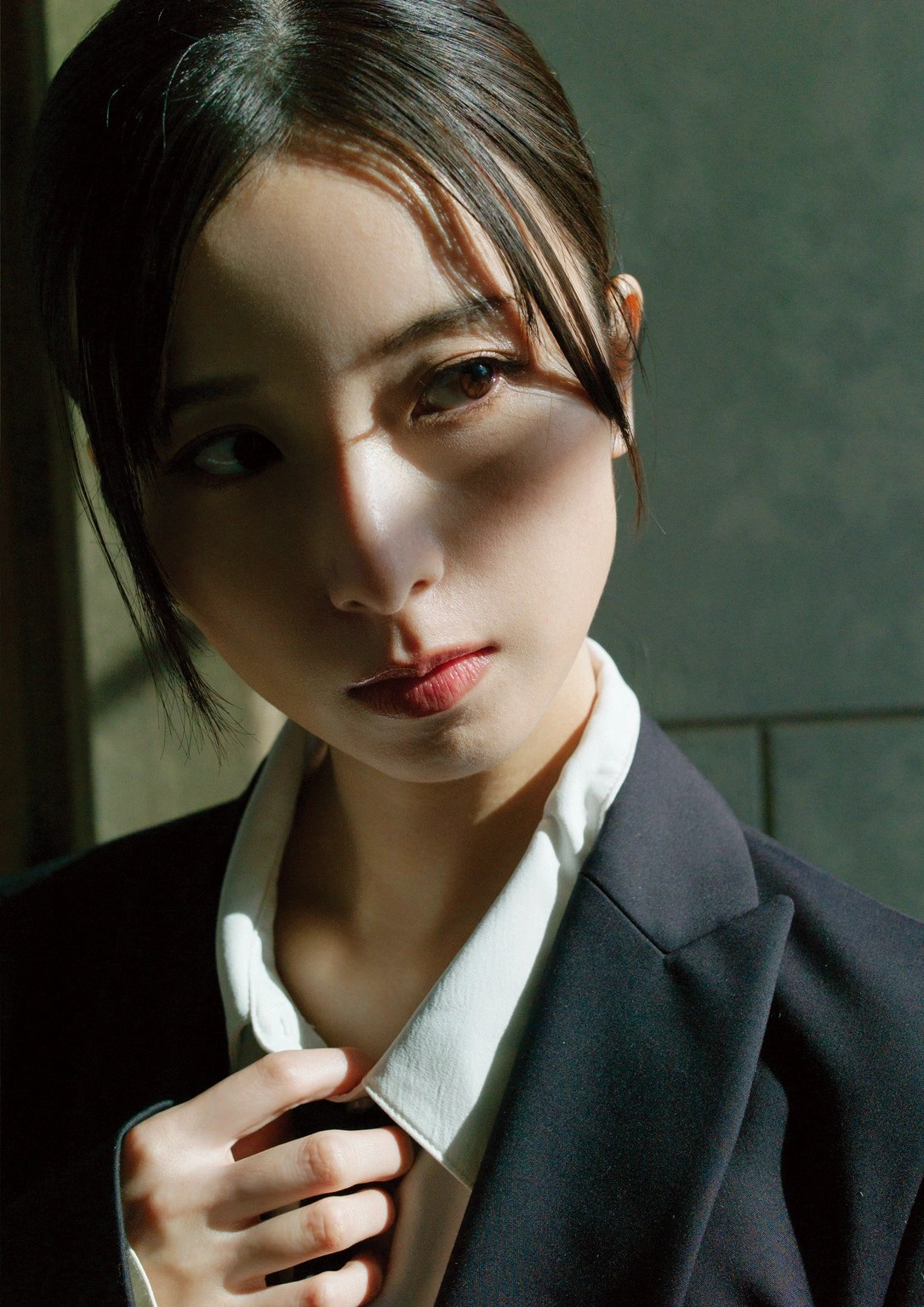 佐佐木琴子首本写真集《明け方の夢》艺术解析