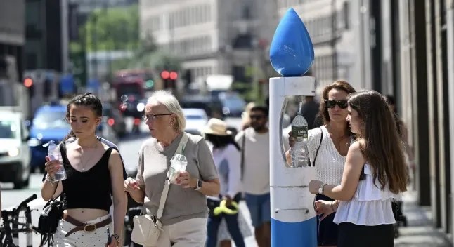 Britons battling heat