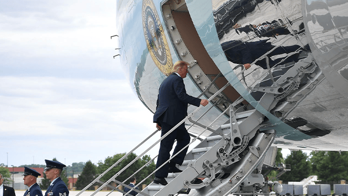 Trump boarding Air Force One