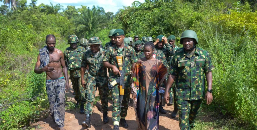 Soldiers and kidnapped victims