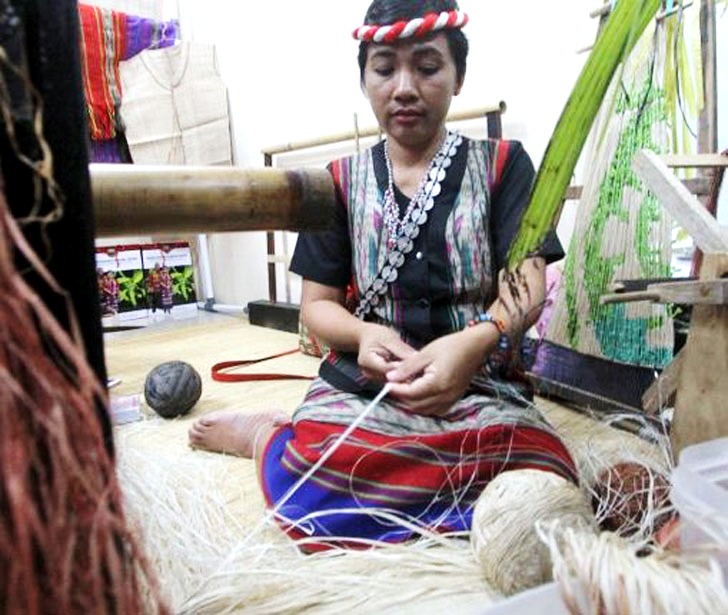Individu kembali menemukan kualitas unik dari wol, serat pemintalan yang . Keunikan Tenun Ulap Doyo Khas Suku Dayak Benuaq