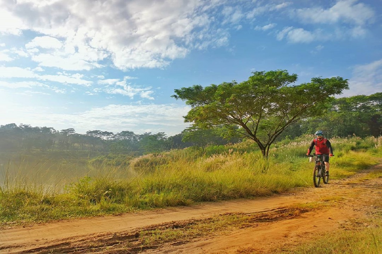 Warga berhamburan keluar mobil untuk memunguti uang dari 'hujan duit' di tol . Gowes Off-road Menuju Danau Bekas Tambang Dekat Tangsel - Where Your Journey Begins