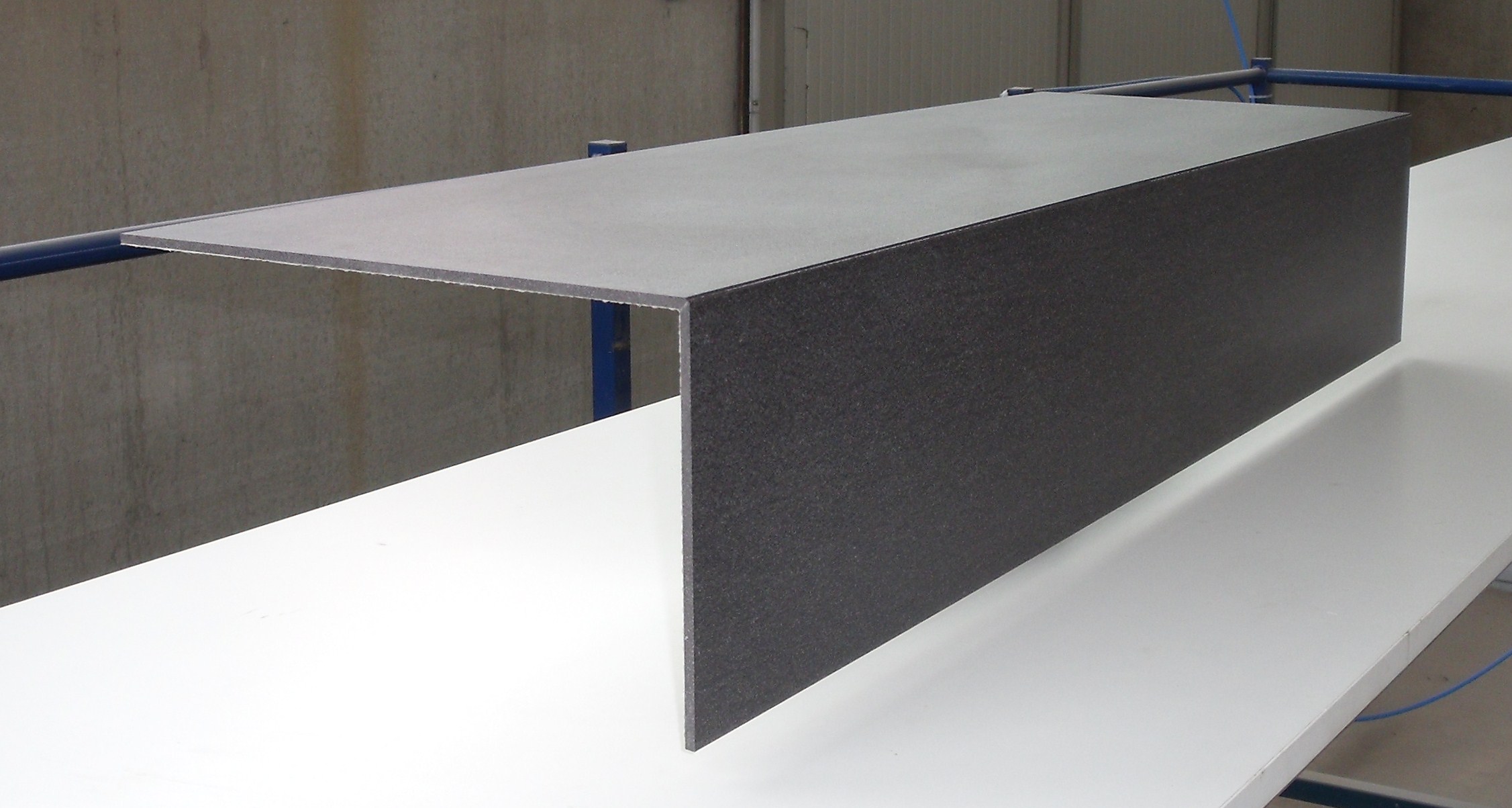 È possibile utilizzare le doghe di laminato così da garantire una soluzione omogenea con il pavimento posato. Piastrellare Una Scala Con Gradini In Gres Laminato Giorgio Ilari