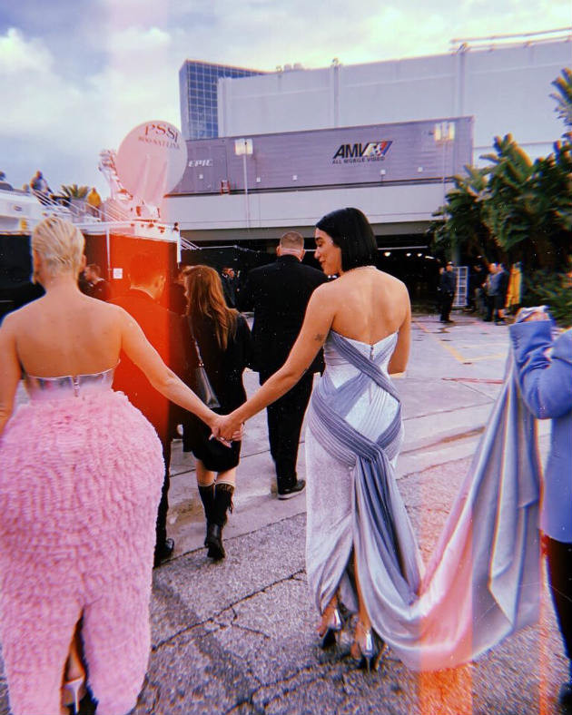 Kami memiliki database lebih dari 122 ribu. Unggah Foto Bersama di Instagram, Dua Lipa Dikomentari