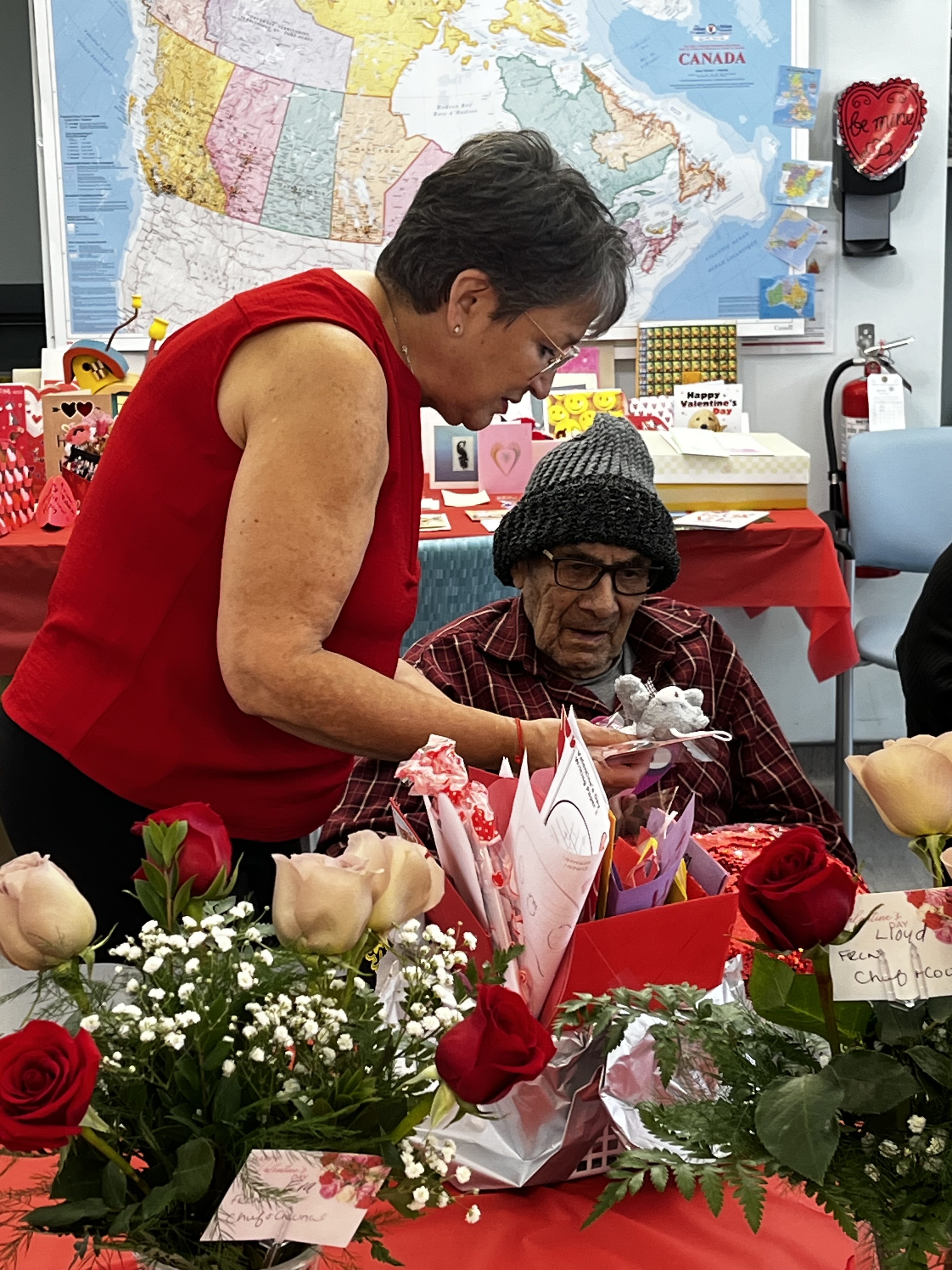 Os anciãos da nação Fisher River Cree foram banhados de amor pelos canadenses no Dia dos Namorados