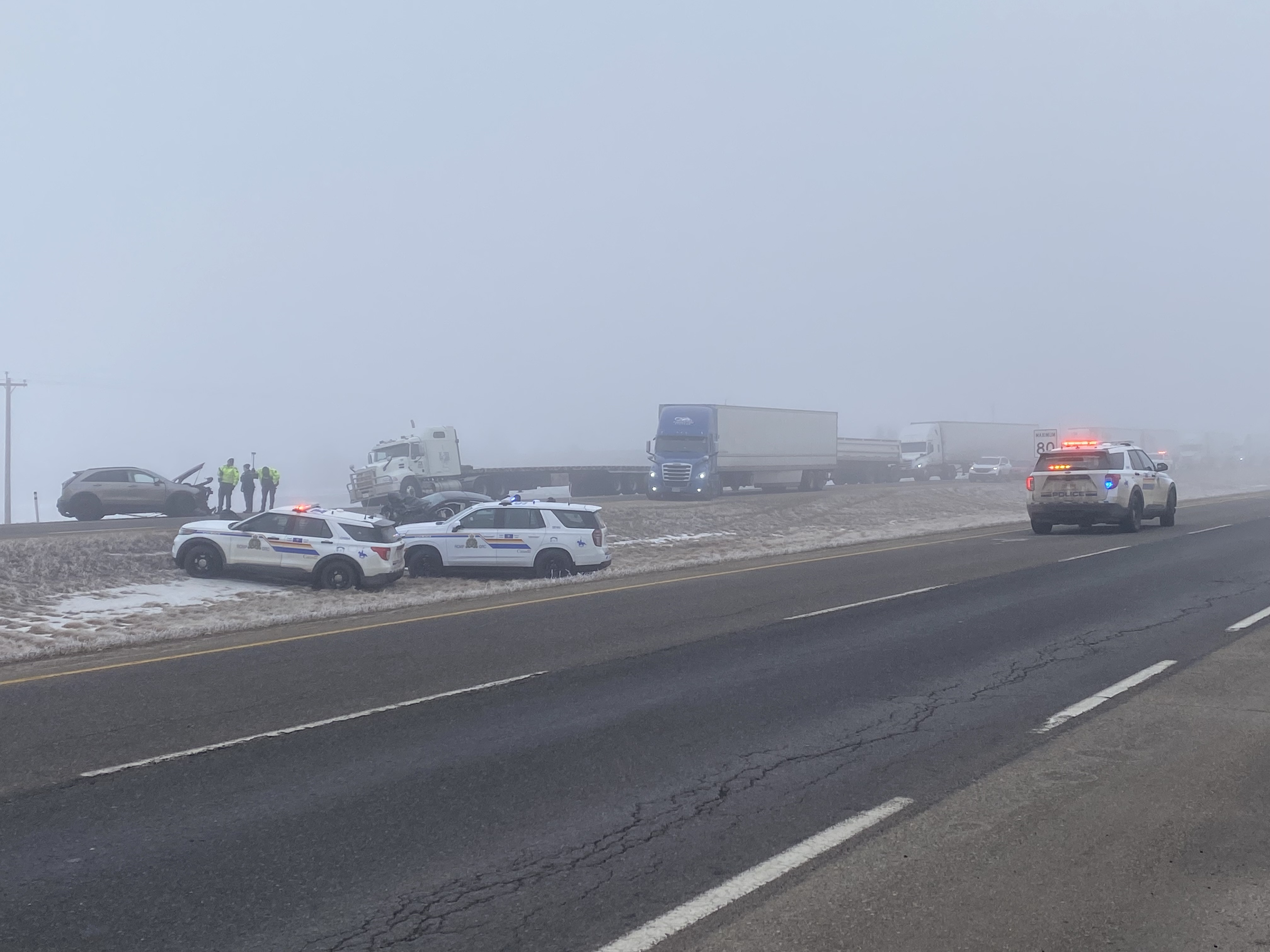 RCMP investiga acidente fatal na rodovia Trans-Canada, a leste de Calgary